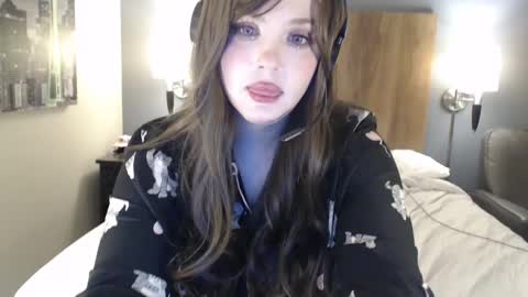 Snapshot of aeris_ellie chatting on 10-08-25, 03:59 aeris ellie online show from 10-08-25, 03:59