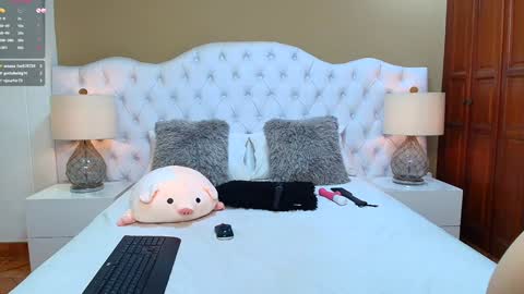 Snapshot of agatha_lenon chatting on 12-14-24, 07:46 Agatha online show from 12-14-24, 07:46