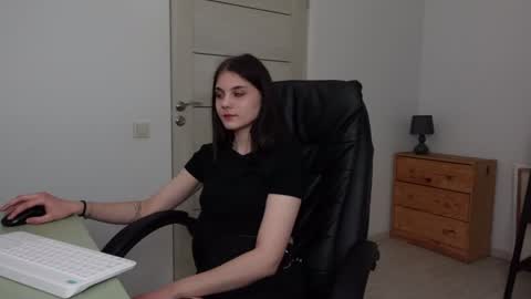 Snapshot of agelina_summer chatting on 01-06-25, 12:16 Agelina Lilly Laura online show from 01-06-25, 12:16