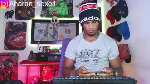 Snapshot of aharon_sexo1 chatting on 02-15-25, 06:12 Aharon Zamora online show from 02-15-25, 06:12