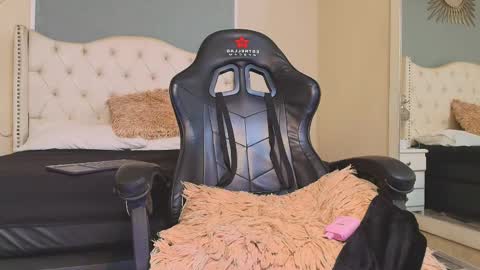 Snapshot of aiden_royce chatting on 11-24-25, 06:18 aiden_royce online show from 11-24-25, 06:18