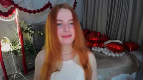 Snapshot of airysilhouette chatting on 03-08-26, 08:01 Louise online show from 03-08-26, 08:01