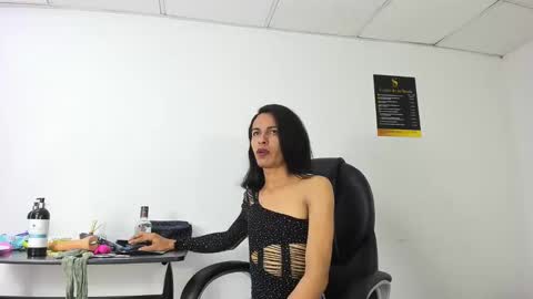 Aisha online show from 11-18-25, 04:17