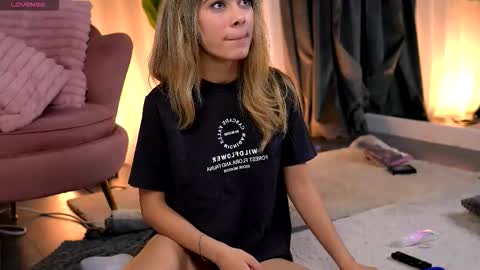 Snapshot of aishleybee chatting on 12-13-25, 07:53 Aish online show from 12-13-25, 07:53