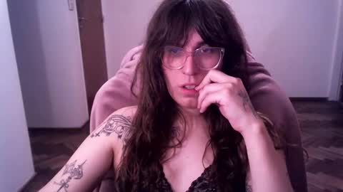 Snapshot of akamedolle chatting on 11-12-25, 01:17 Veronica Akame 3 online show from 11-12-25, 01:17