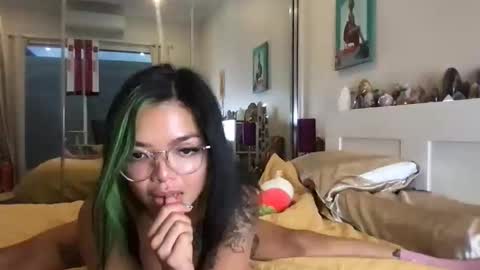 Snapshot of akirazayy chatting on 12-21-25, 08:32 Akira Zay online show from 12-21-25, 08:32