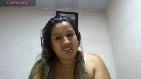 Snapshot of alahia_fox chatting on 02-26-25, 04:25 alahia online show from 02-26-25, 04:25