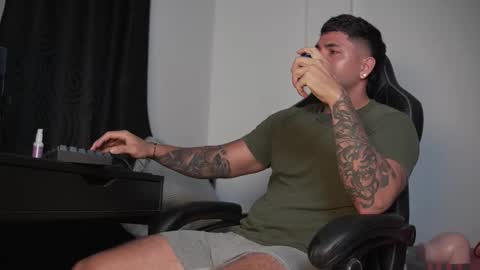 Snapshot of alan_muscle chatting on 11-05-25, 06:13 Alan online show from 11-05-25, 06:13