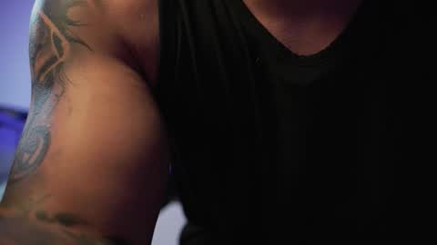 Snapshot of alan_muscle chatting on 11-14-25, 07:40 Alan online show from 11-14-25, 07:40