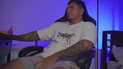 Snapshot of alan_muscle chatting on 03-08-26, 10:46 Alan online show from 03-08-26, 10:46