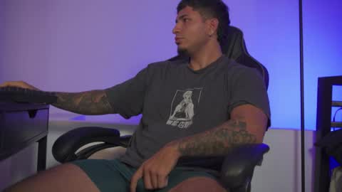 Snapshot of alan_muscle chatting on 04-04-26, 07:28 Alan online show from 04-04-26, 07:28