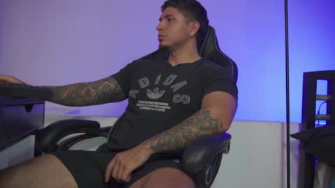 Snapshot of alan_muscle chatting on 04-06-26, 05:52 Alan online show from 04-06-26, 05:52