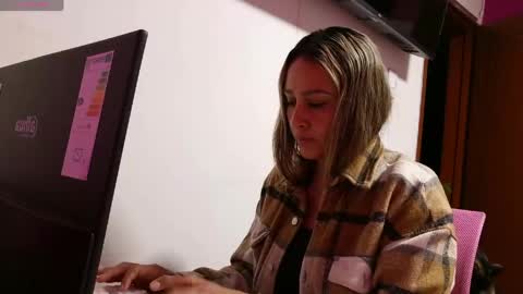 Snapshot of alana0701 chatting on 05-16-26, 03:25 Alana online show from 05-16-26, 03:25
