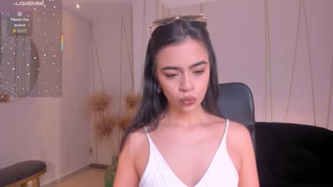 Snapshot of alanacraft chatting on 12-15-25, 12:20 Alana online show from 12-15-25, 12:20