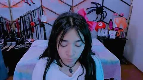 Snapshot of alanaluke chatting on 10-31-25, 12:33 Alana online show from 10-31-25, 12:33