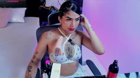Snapshot of alanna_wild chatting on 06-18-26, 06:01 Alana online show from 06-18-26, 06:01