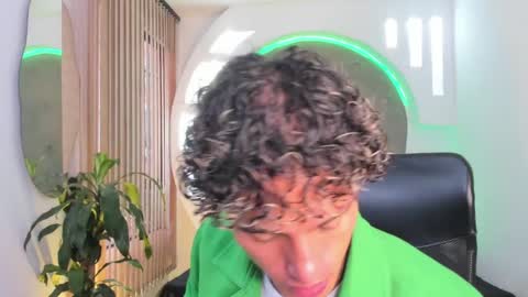 Snapshot of alanrodgers2_0 chatting on 02-04-25, 12:33 alan online show from 02-04-25, 12:33