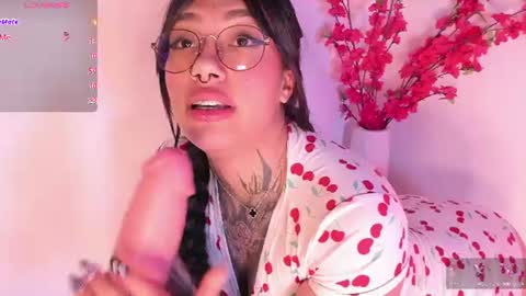 Snapshot of aleja_5 chatting on 06-19-26, 04:28 Ale online show from 06-19-26, 04:28