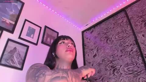 Snapshot of aleja_5 chatting on 07-20-26, 04:05 Ale online show from 07-20-26, 04:05
