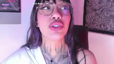 Snapshot of aleja_5 chatting on 07-23-26, 04:10 Ale online show from 07-23-26, 04:10