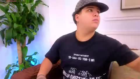 Snapshot of alejo_bennett chatting on 08-04-26, 06:43 Alejo online show from 08-04-26, 06:43