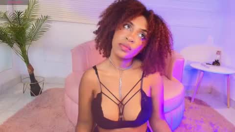 Snapshot of alessia_moon1 chatting on 11-19-25, 01:11 Alejandra online show from 11-19-25, 01:11