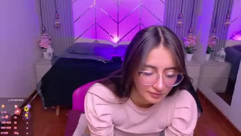Snapshot of alessia_moore chatting on 06-19-26, 03:38 Alessia online show from 06-19-26, 03:38