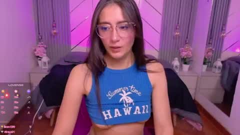 Snapshot of alessia_moore chatting on 07-15-26, 01:27 Alessia online show from 07-15-26, 01:27
