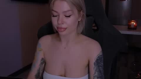 Snapshot of alexamason chatting on 11-19-25, 02:11 Alexa Mason online show from 11-19-25, 02:11