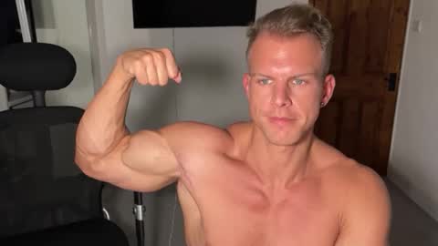 Snapshot of alexandersteelmuscle chatting on 10-18-25, 06:30 Alexander Steel online show from 10-18-25, 06:30