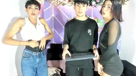 chicos hot online show from 04-25-26, 06:16