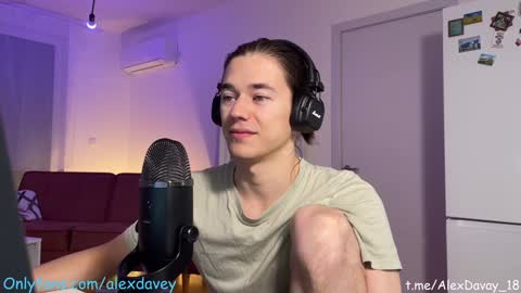 Snapshot of alexdavey chatting on 02-02-25, 05:42 online show from 02-02-25, 05:42