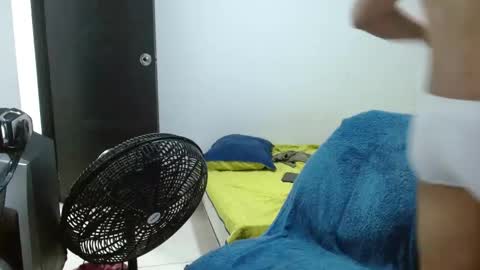 Snapshot of alfred_cantillo chatting on 10-23-25, 06:45 alfred_cantillo online show from 10-23-25, 06:45