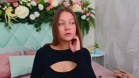 Snapshot of alice_charmy chatting on 10-12-25, 06:01 Alice in Wonderland online show from 10-12-25, 06:01