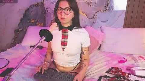 Snapshot of alice_cute77 chatting on 05-18-26, 04:24 Mey online show from 05-18-26, 04:24