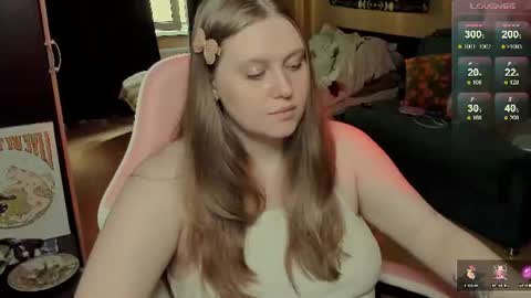 Snapshot of alice_dreamgirl_ chatting on 08-07-26, 10:50 Alice 3 online show from 08-07-26, 10:50