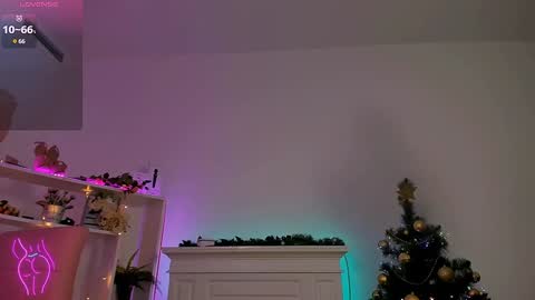 Snapshot of alice_in_the__wonderland chatting on 12-16-24, 12:49 Alice online show from 12-16-24, 12:49