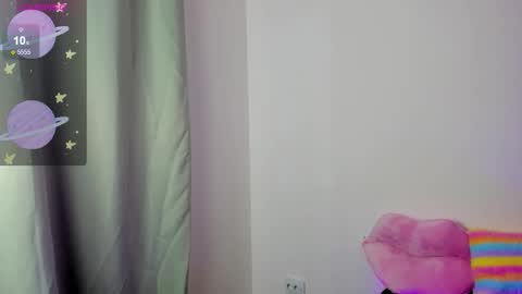 Snapshot of alice_next_door_ chatting on 10-05-25, 11:19 Alice online show from 10-05-25, 11:19