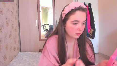 Snapshot of alice_next_door_ chatting on 06-02-26, 11:23 Alice online show from 06-02-26, 11:23