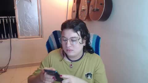 Snapshot of alice_psilocybe_sabina420 chatting on 10-27-25, 04:05 Alicia Aldara online show from 10-27-25, 04:05