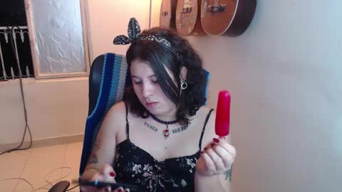 Snapshot of alice_psilocybe_sabina420 chatting on 10-31-25, 02:45 Alicia Aldara online show from 10-31-25, 02:45