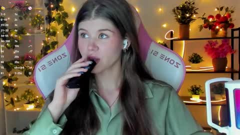 Snapshot of alice_tails chatting on 09-08-25, 09:14 Alice online show from 09-08-25, 09:14