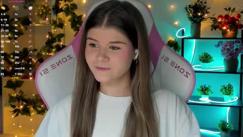 Snapshot of alice_tails chatting on 09-25-25, 10:13 Alice online show from 09-25-25, 10:13