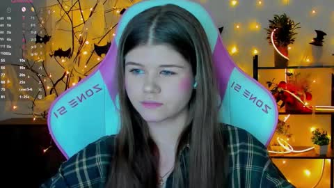 Snapshot of alice_tails chatting on 10-28-25, 11:07 Alice online show from 10-28-25, 11:07