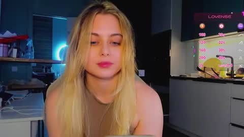 Snapshot of alice_wander chatting on 05-26-26, 08:32 Alice online show from 05-26-26, 08:32