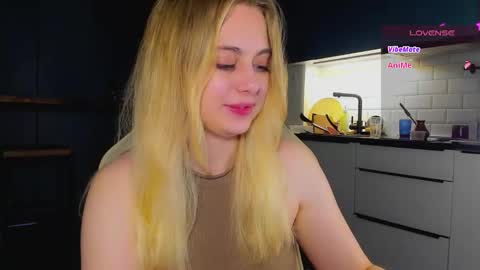 Snapshot of alice_wander chatting on 05-26-26, 10:17 Alice online show from 05-26-26, 10:17
