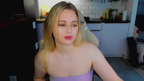 Snapshot of alice_wander chatting on 06-08-26, 04:35 Alice online show from 06-08-26, 04:35