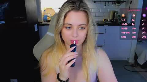 Snapshot of alice_wander chatting on 06-17-26, 02:14 Alice online show from 06-17-26, 02:14