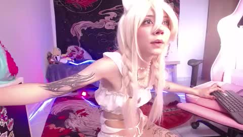 Snapshot of alicedangerxx chatting on 12-17-25, 08:04 Alice Danger online show from 12-17-25, 08:04