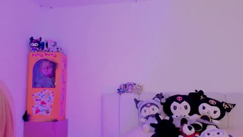 Snapshot of alicee_0 chatting on 11-21-25, 08:29 Alice online show from 11-21-25, 08:29